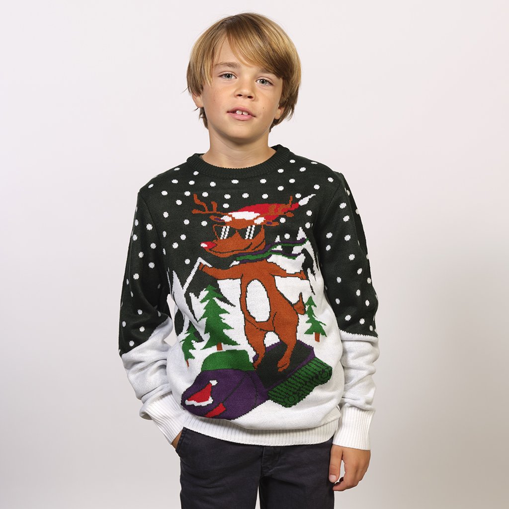 Un enfant portant un pull de Noël avec un renne en motoneige.